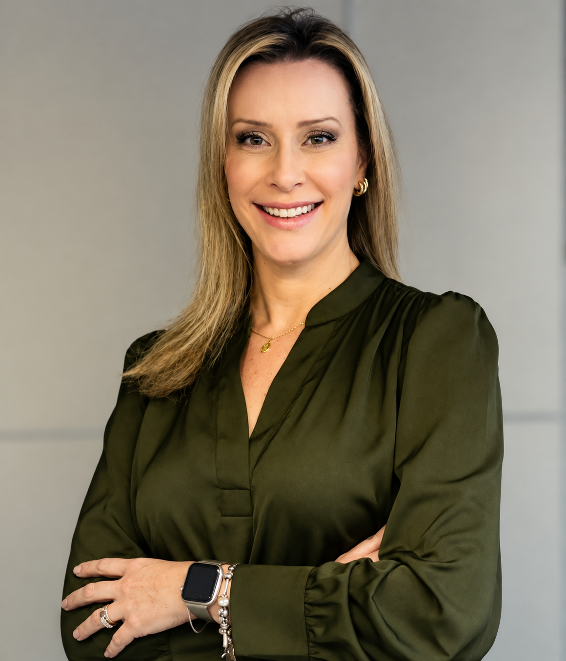 Dra. Patrícia Zeni sorrindo, com os braços cruzados